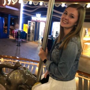 Meet your Posher, Caitlin